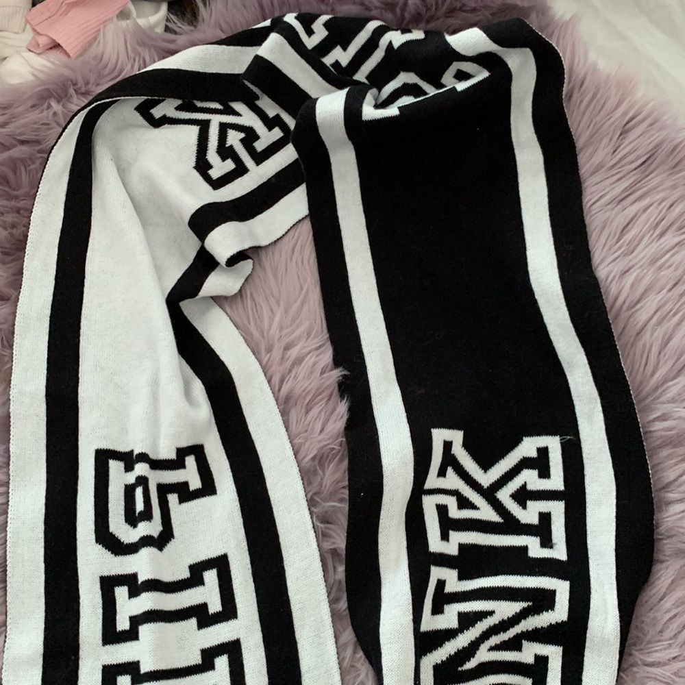 NWOT VS PINK Reversible Black & White Knit Logo Scarf Size 8*61